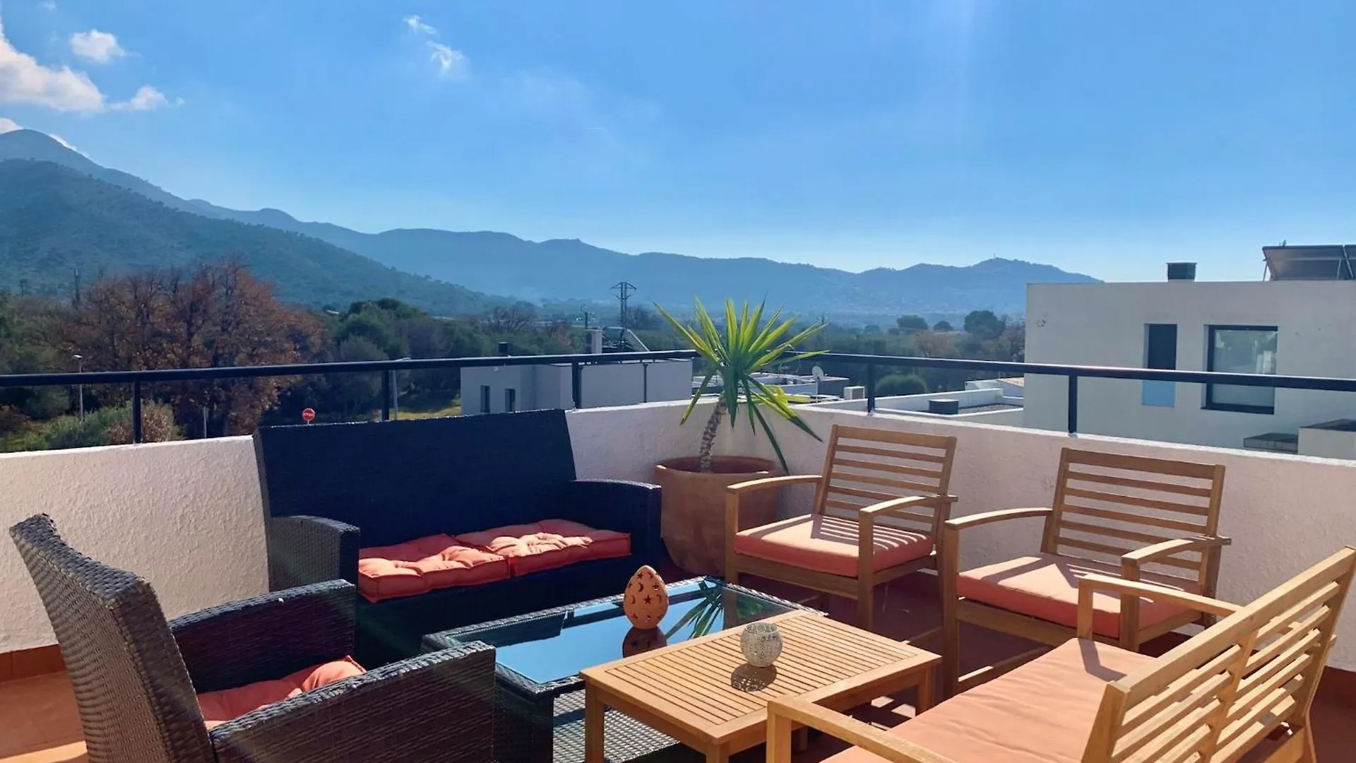Beautiful Apartment With View Montjoi Spain