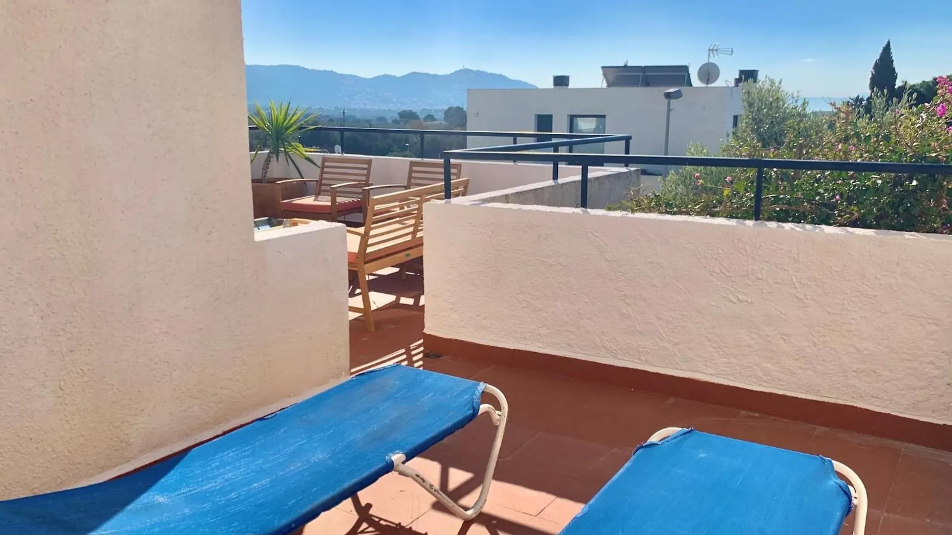 Beautiful Apartment With View Montjoi 0*,